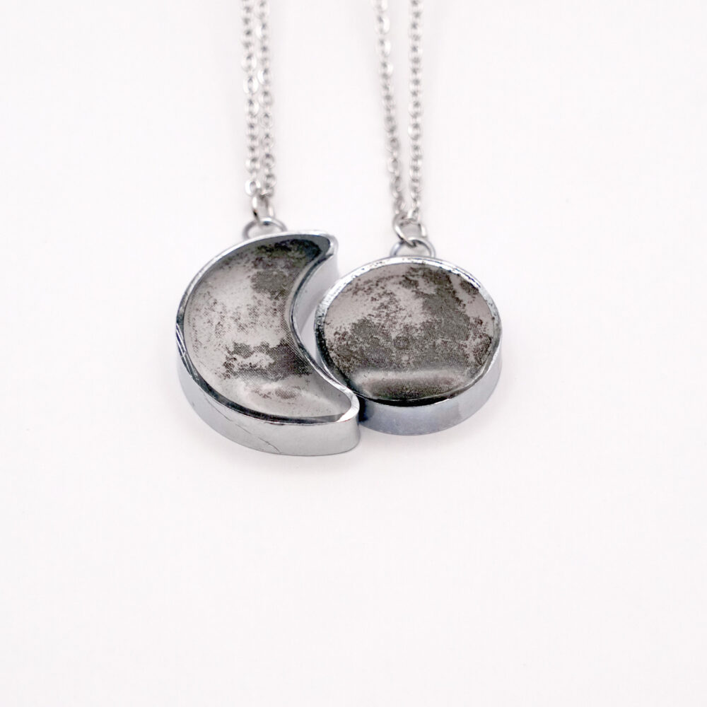 گردنبند طرح ماه دوتایی